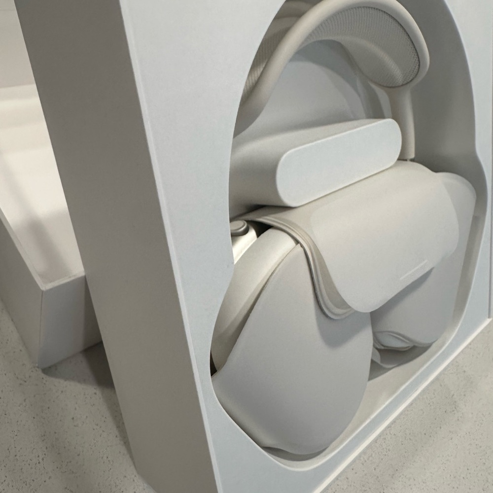 Apple AirPods Max Over-Ear Headphones in Starlight - Picture 3 of 14